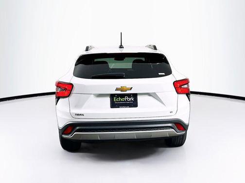 Summit White 2025 Chevrolet Trax LT