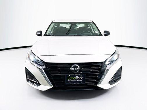 Glacier White 2025 Nissan Altima SV