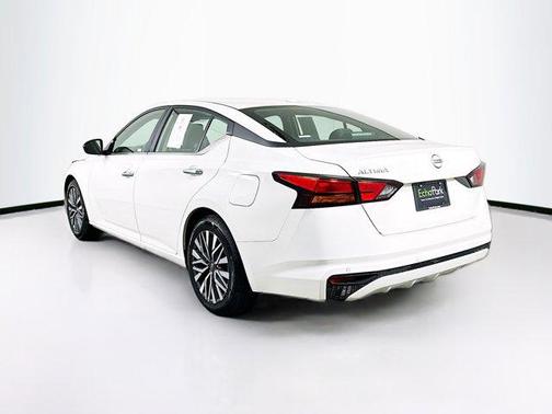 Glacier White 2025 Nissan Altima SV