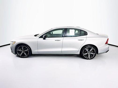 2024 Volvo S60 Plus Dark Theme