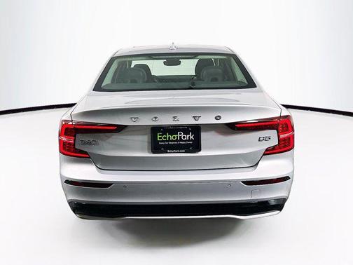 2024 Volvo S60 Plus Dark Theme