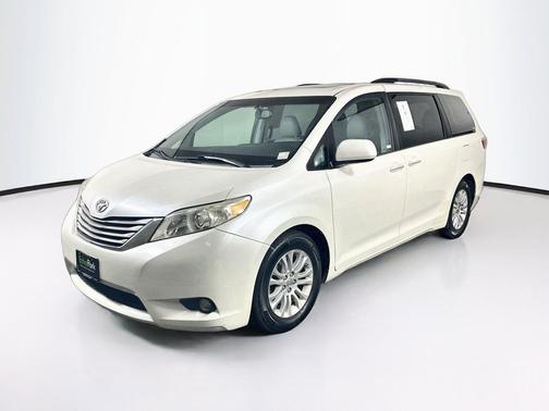 Blizzard Pearl 2015 Toyota Sienna XLE