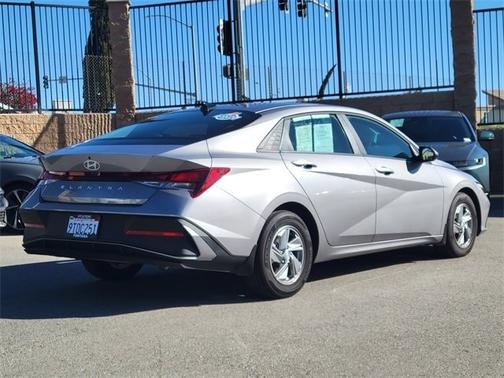2025 Hyundai ELANTRA SE