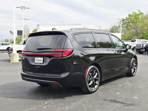Diamond Black Crystal Pearlcoat 2025 Chrysler Pacifica Limited