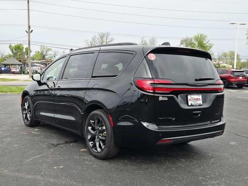 Diamond Black Crystal Pearlcoat 2025 Chrysler Pacifica Limited