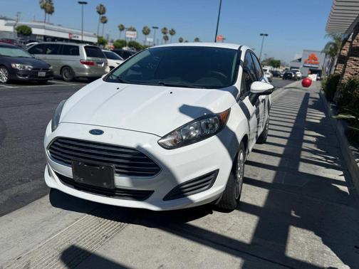 Oxford White 2014 Ford Fiesta SE