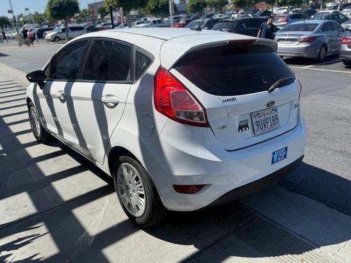 Oxford White 2014 Ford Fiesta SE