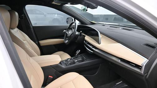 Crystal White Tricoat 2024 Cadillac XT4 Luxury