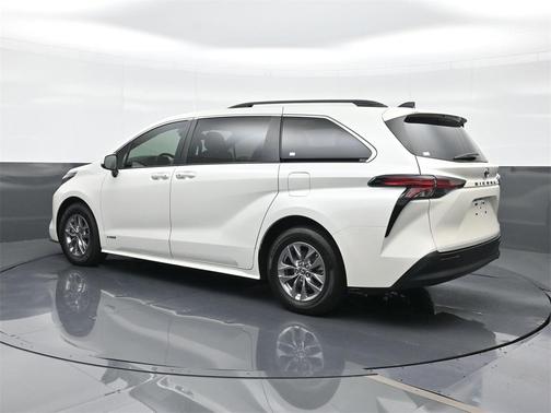 2021 Toyota Sienna XLE 8 Passenger
