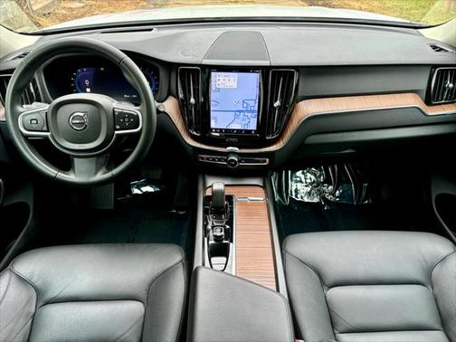 2022 Volvo XC60 B5 Momentum