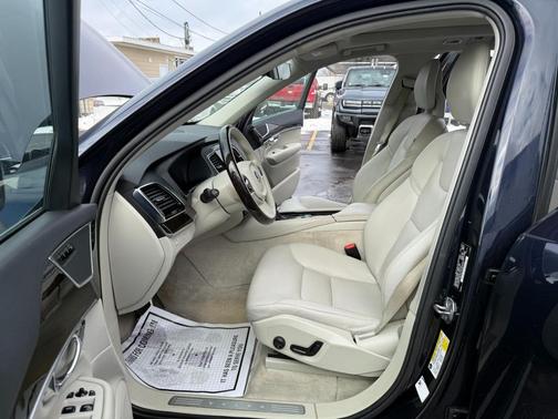 2016 Volvo XC90 T6 Momentum