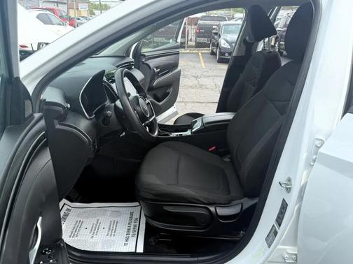 White 2022 Hyundai TUCSON SE