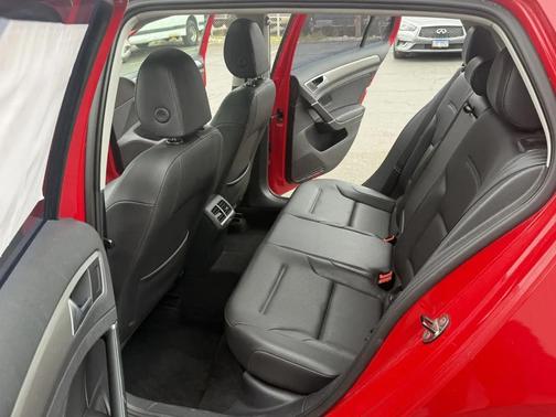 Red 2015 Volkswagen Golf Auto TSI SE