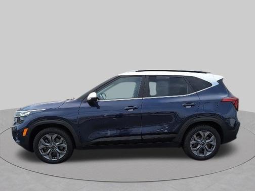 Dark Ocean Blue / White Roof 2024 Kia Seltos S