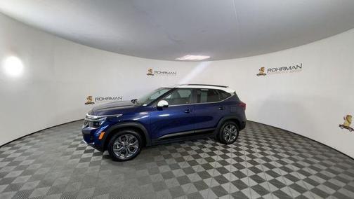 Dark Ocean Blue / White Roof 2024 Kia Seltos S
