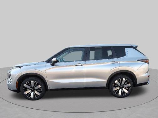 Alloy Silver Metallic 2025 Mitsubishi Outlander SE