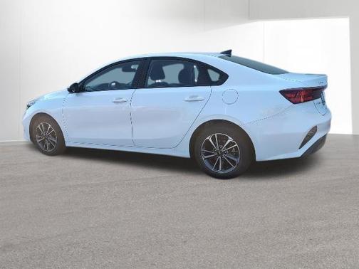 Snow White Pearl 2024 Kia Forte LXS