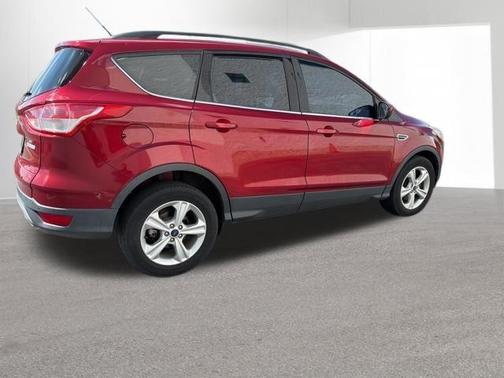 Ruby Red Metallic 2016 Ford Escape SE