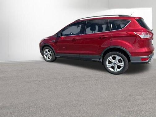 Ruby Red Metallic 2016 Ford Escape SE