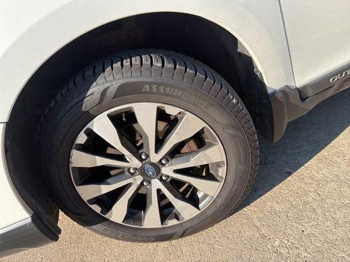 White 2016 Subaru Outback 2.5i Limited