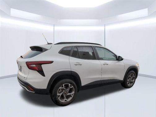Summit White 2025 Chevrolet Trax LT