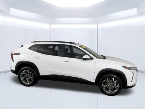 Summit White 2025 Chevrolet Trax LT