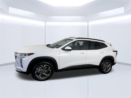 Summit White 2025 Chevrolet Trax LT