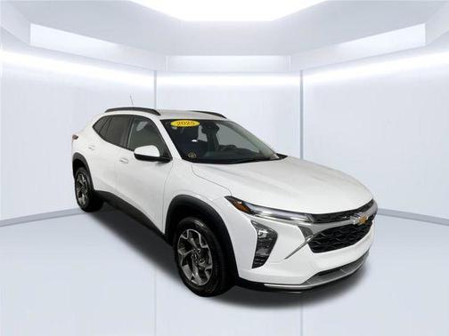 Summit White 2025 Chevrolet Trax LT
