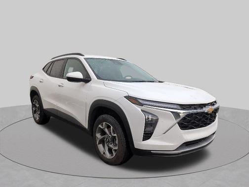 Summit White 2025 Chevrolet Trax LT