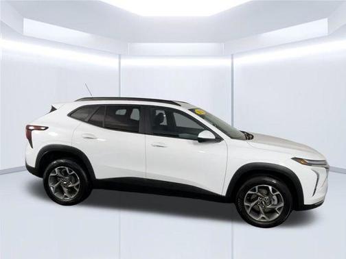 Summit White 2025 Chevrolet Trax LT