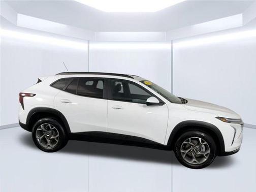 Summit White 2025 Chevrolet Trax LT