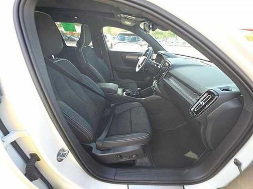2025 Volvo XC40 Plus