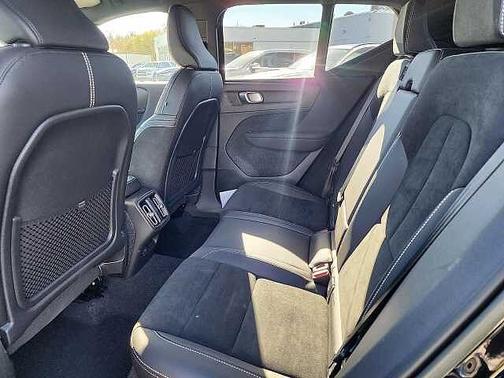 2022 Volvo XC40 R-Design