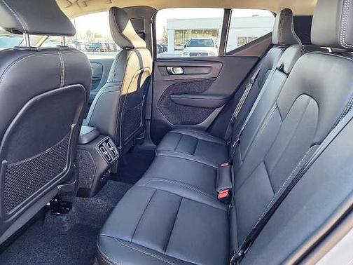 2025 Volvo XC40 Core
