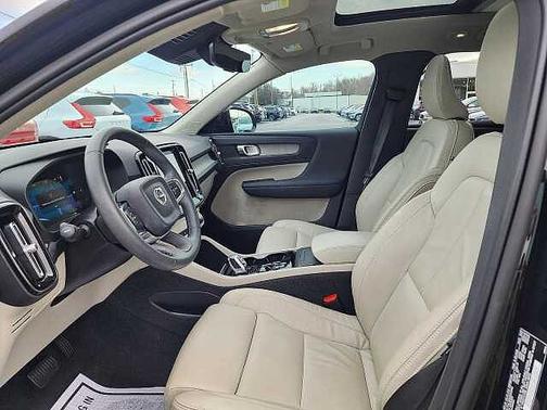 Onyx Black 2023 Volvo XC40 Plus