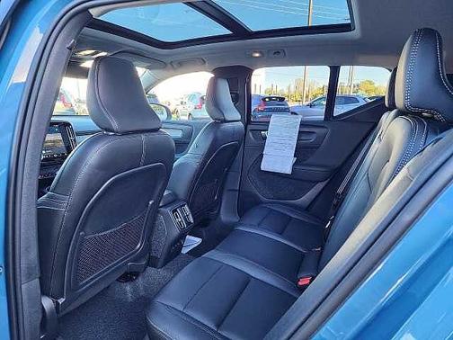 2025 Volvo XC40 Core