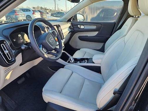 2024 Volvo XC40 Plus