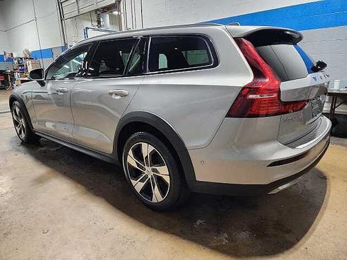 2024 Volvo V60 Cross Country Plus