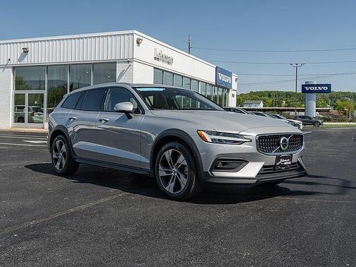 Silver Dawn 2024 Volvo V60 Cross Country Plus