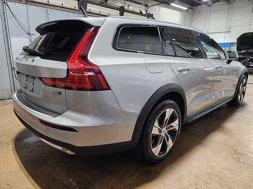 2024 Volvo V60 Cross Country Plus