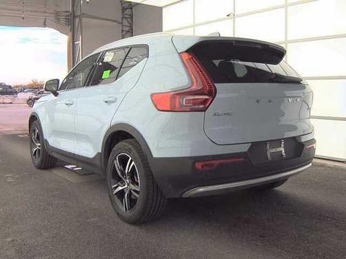 2025 Volvo XC40 Core