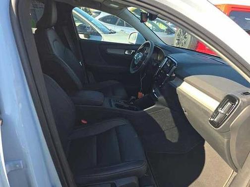 2025 Volvo XC40 Core