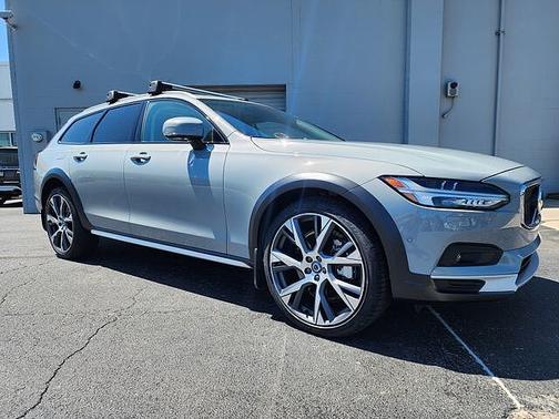 Vapour Grey 2025 Volvo V90 Cross Country Ultra