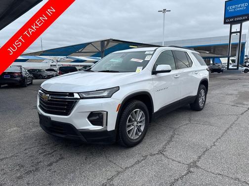 Iridescent Pearl Tricoat 2023 Chevrolet Traverse LT Cloth