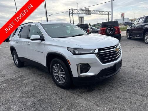 Iridescent Pearl Tricoat 2023 Chevrolet Traverse LT Cloth