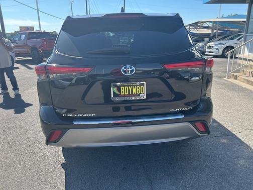 2022 Toyota Highlander Hybrid Platinum