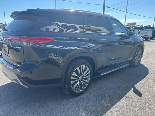 2022 Toyota Highlander Hybrid Platinum
