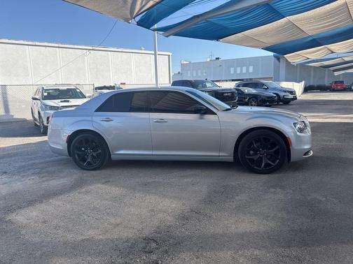 2022 Chrysler 300 Touring