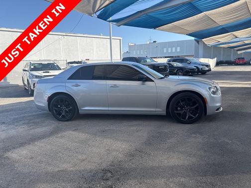 2022 Chrysler 300 Touring