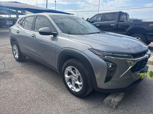 Sterling Gray Metallic 2025 Chevrolet Trax LS